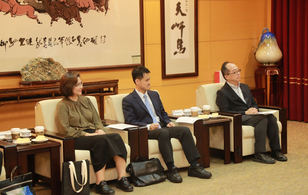 近史所主管出席簽約儀式，與會人員就合作事宜進行交流：右起為巫仁恕副所長、檔案館蘇聖雄主任、圖書館林玲君主任。