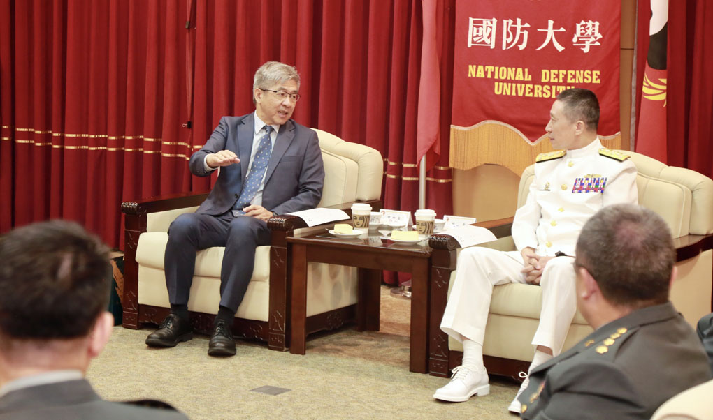 簽約儀式前會談經驗分享：近史所雷祥麟所長（左）、國防大學校長劉志斌上將（右）。