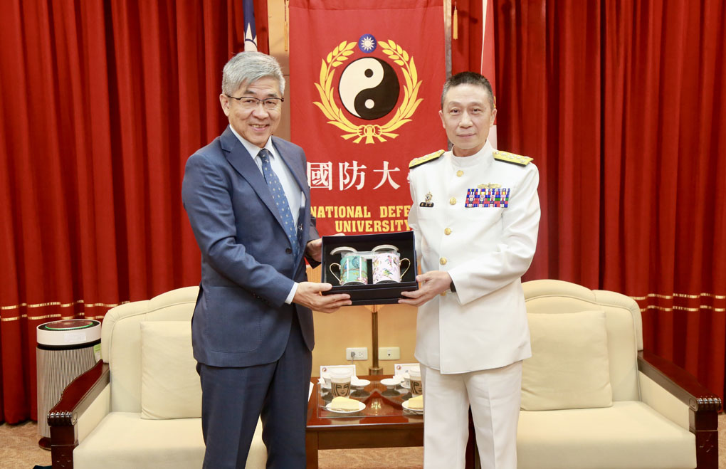 雙方互贈禮品：近史所雷祥麟所長（左）、國防大學校長劉志斌上將（右）。