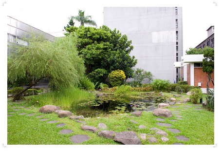 pond by the Hu Shi Memorial Hall